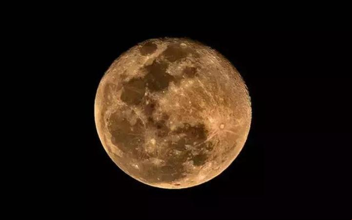 Superlua rosa poderá ser vista do Brasil nesta quinta-feira  ( )
