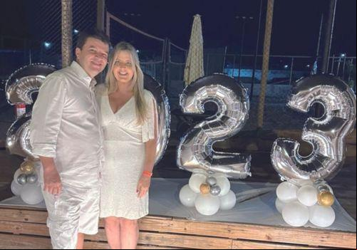 Anderson e Glaucia Cadima escolheram um badalado bar da city para dar adeus ao ano velho e celebrar o chegada de um novo e promissor ano&nbsp;