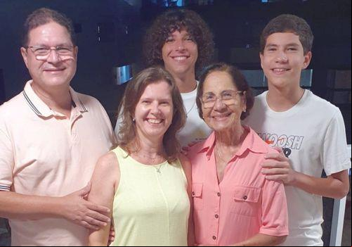 Cristiano Arruda, Patrícia Bueno e os filhos Caio e Rafael deram as boas vindas ao ano que se iniciou no litoral paulista ao lado da matriarca da família