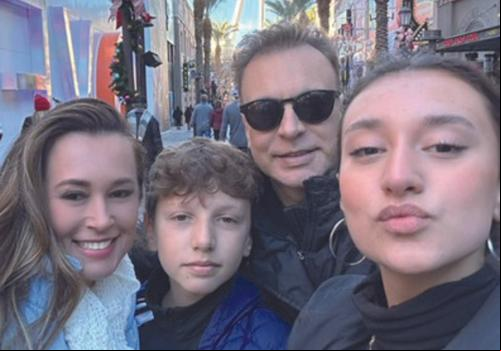 Superintendente do Shopping Uberaba, Fabiano Guerra com a esposa Josi e os filhos Pietra e Theo receberam 2023 em Nova York (Foto/Arquivo Pessoal)