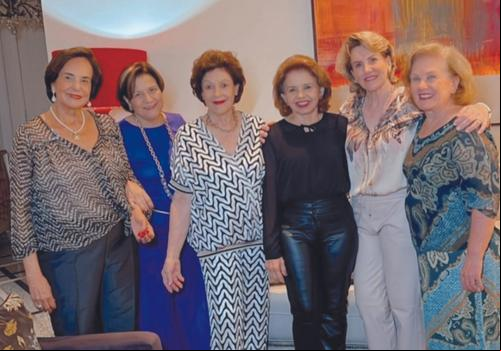 Quem aniversariou em 28 de dezembro foi Velma Hial, que recebeu um grupo grande de amigas em sua residência. Na foto Auxiliadora Oliveira, Vitória Prado, a aniversariante, Lígia Lima, Glaucia Facury e Telma Sabino (Foto/Arquivo Pessoal)