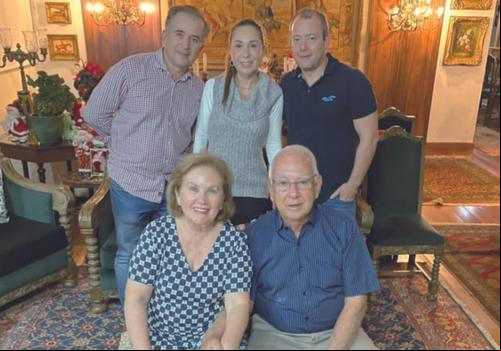 Amigos queridos Telma e Milton Castro com os filhos Rodrigo, Marcela e Milton Jr. na intimista ceia de ano novo da família (Foto/Arquivo Pessoal)