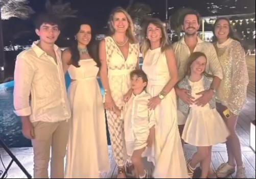 Tânia Bulhões com os filhos e netos entrou 2023 em St. Baths no Caribe (Foto/Arquivo Pessoal)