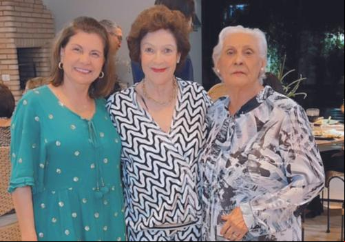 Velma sendo abraçada pelas amigas Alcione Rodrigues e Maria Terezinha (Foto/Arquivo Pessoal)