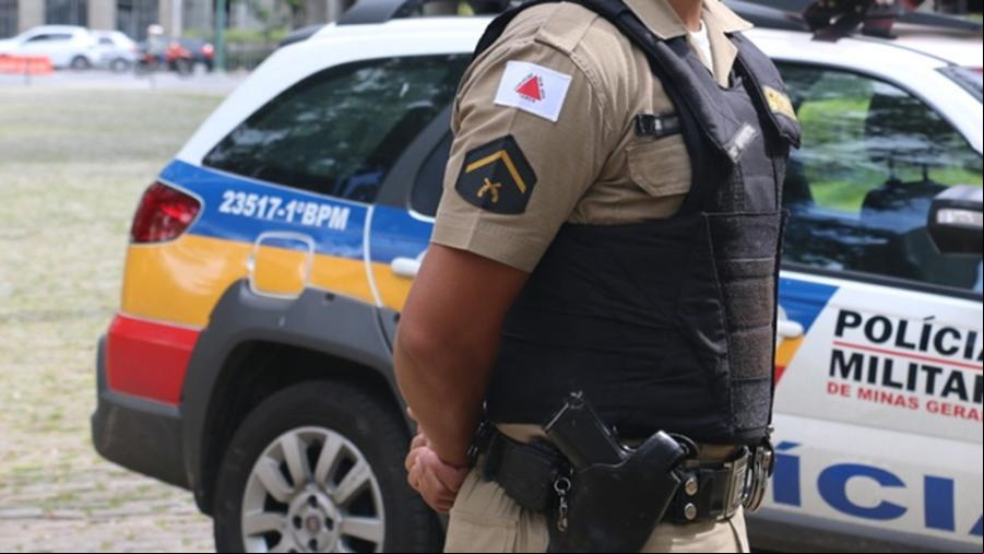 Uma equipe da PM fazia patrulhamento de rotina e, quando ou por um veículo, os militares sentiram forte cheiro de maconha e realizaram a abordagem (Foto/Reprodução/PMMG)