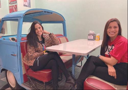 A dupla Suellen e Francielly fazendo uma pausa em Sampa! (Foto/Arquivo Pessoal)