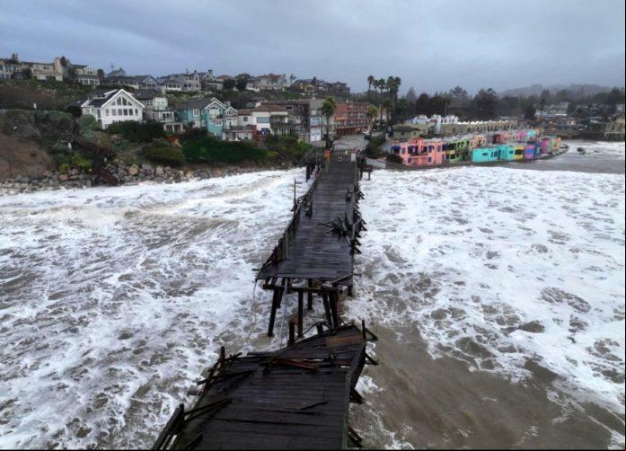 Ondas de até 35 pés destruíram um píer em Santa Cruz, na Califórnia, e diversas praias sofreram estragos com a fúria do oceano (Foto/Santa Cruz County)