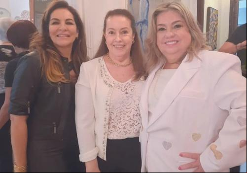Claudia recebendo a design de interiores Taciana Borges e a empresária fashion Ana Miriam Vasques (Foto/Arquivo Pessoal)