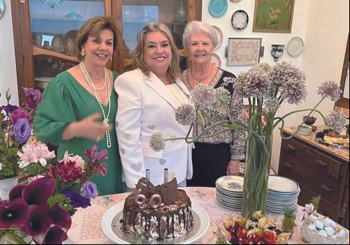 Aniversariante com suas amigas Maria Carmelita Rodrigues da Cunha e Maria Antonieta Borges Lopes (Foto/Arquivo Pessoal)