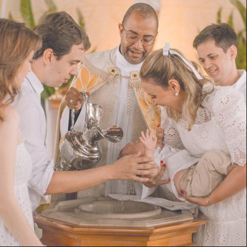 Foto linda do batizado do pequeno Edu, filho de Paulinha e Dudu Cartafina, que tem Raquel Ribeiro e Raphael Pagliaro como seus padrinhos. Família linda! 