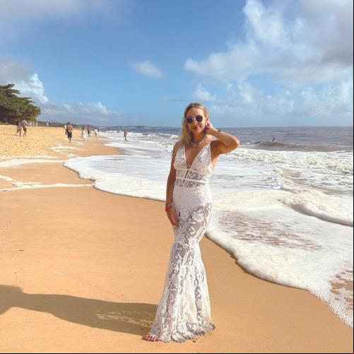 Isabela Oliveira enfeitando as areias de Caraíva, na Bahia ()