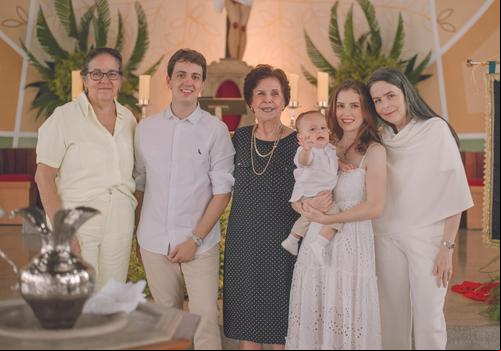 Edu e os pais, com Nathalia e Rachel Hass, ao lado da bisavó Doralda Santos (Foto/Selem Fotografia)