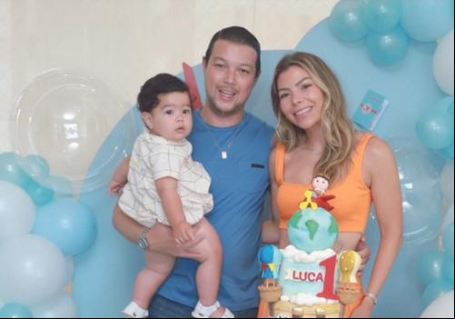 Família reunida para festeja a vida do pequeno Luca, os pais Bibi e Bruna Cruz prontos para o parabéns (Foto/Babi Magela)