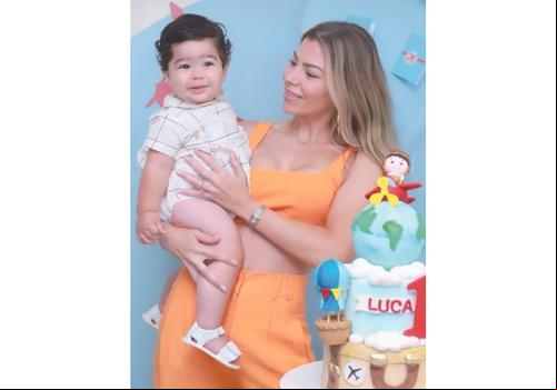 Luca completou seu primeiro aninho e ganhou esta especial da Dinda, na foto com a mamãe Bruna Cruz (Foto/Babi Magela)