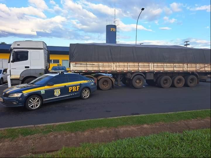 Carreta com carga de farelo de soja foi interceptada durante operação de rotina no posto da Polícia Rodoviária Federal (Foto/Divulgação)