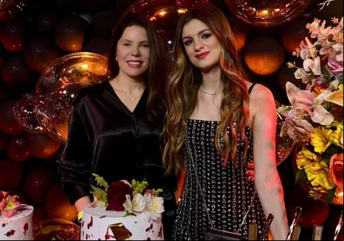 Anna Clara Laterza comemorou seu aniversário com direito a big Party em São Paulo, onde mora atualmente, na foto ao lado da mãe, a queridíssima Valéria Laterza (Foto/Arquivo Pessoal)
