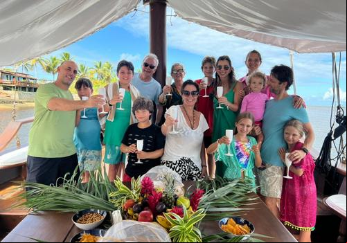 Super especiais, José Luiz, Cristina e toda família Guido prepararam surpresa de aniversário para a querida Tuca Antônio em delicioso eio de barco na Bahia (Foto/Arquivo Pessoal)