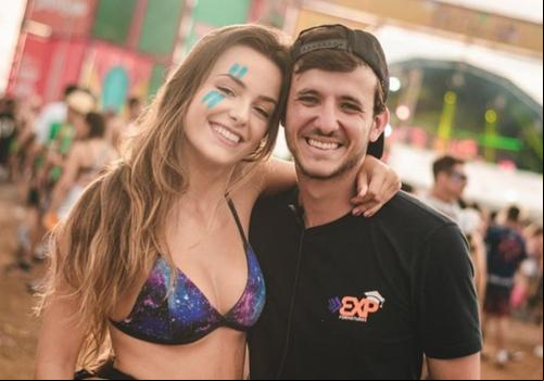 O dinâmico empresário Alaor Neto completou ontem mais um ano de vida, na foto, ao lado da amada Julia Vicente em um de seus eventos de sucesso (Foto/Biah Martins)