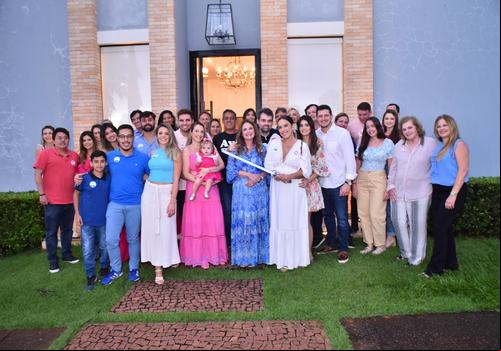 Família e amigos reunidos na casa da vovó Maria Paula Mendes para celebrar a notícia da chegada do primeiro filho do jovem casal Felipe e Paula Virgínia (Foto/Paulo Lúcio)