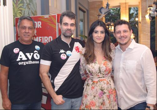 Vovô Maurício Gomes e Felipe ao lado dos titios mais felizes do mundo Juliana e Ricardo (Foto/Paulo Lúcio)