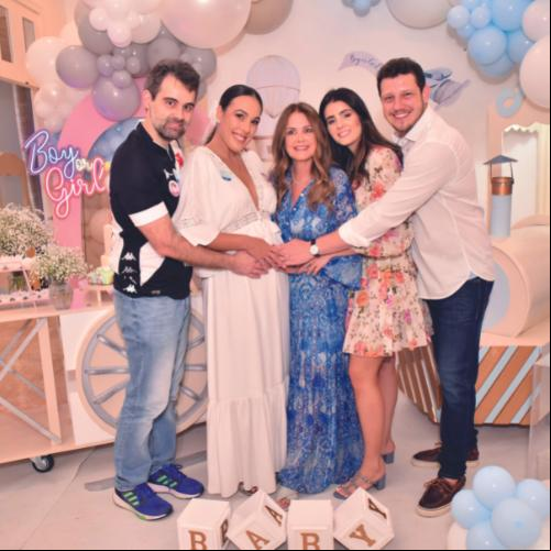 Felipe e Paula com a chiquérrima vovó Maria Paula Mendes e os também gravidíssimos Juliana e Ricardo Bianchi (Foto/Paulo Lúcio)