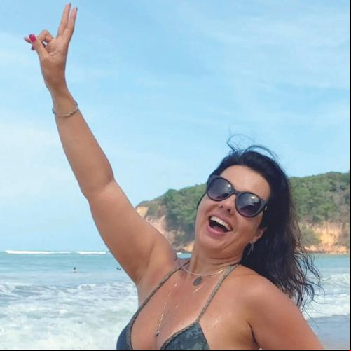 Competente jornalista Indiara Ferreira esbanjando alegria e jovialidade pelas areias nordestinas ()