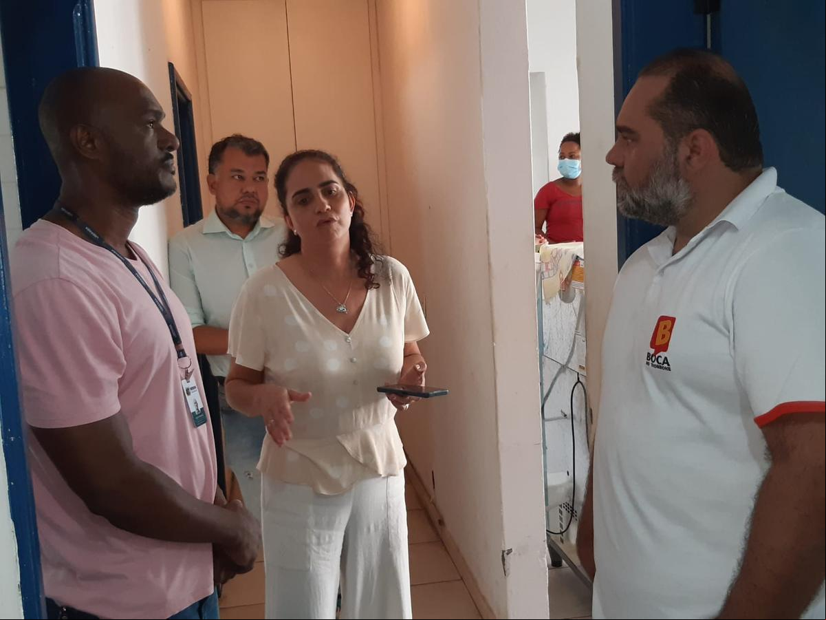 Vereador Tulio Micheli conversou com secretária Gicele Gomes no local (Foto/Jairo Chagas)