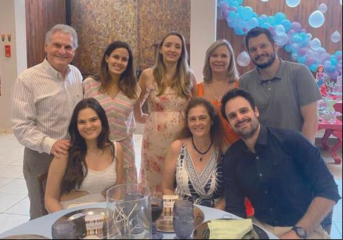 Avós Jorginho e Adriana, tio Leonardo, advogado e esposa Gabriela, promotora, tia Jamila Abdanur com a filha Cecília, acadêmica de medicina, no badalado niver de Maria (Foto/Arquivo Pessoal)