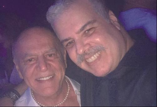 Jorge Alberto Nabut, que já aderiu à tendência do colar para homens; na foto, com o nosso amigo Leandro Paiva (Foto/Arquivo Pessoal)