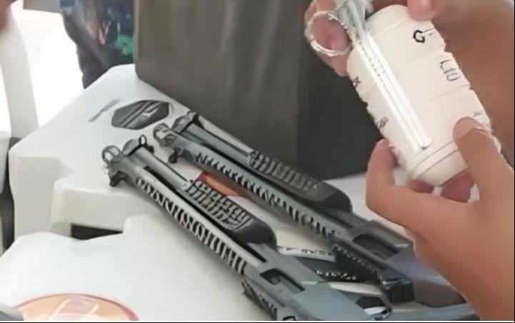 No Dia da Criança no ano ado, armas foram expostas e manuseadas por crianças durante evento festivo na praça da Mogiana  (Foto/Reprodução)