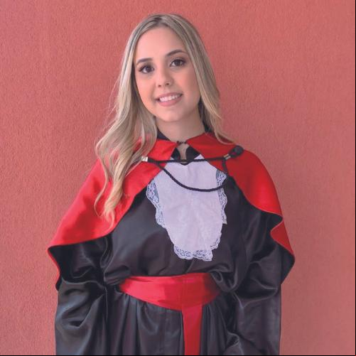Júlia Oliveira Cruz recebe os aplausos da coluna pelo diploma em Direito ()