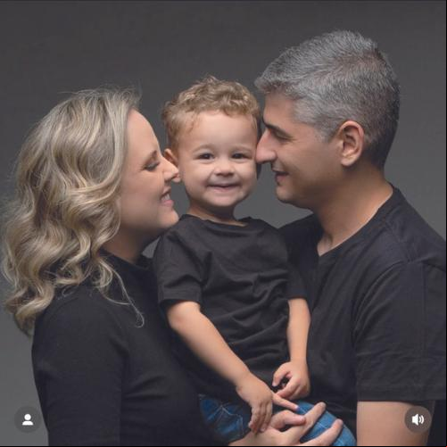 Foto linda de Natty Hueb e Fabiano Rodrigues da Cunha com o primogênito, Theodoro, que soprou a segunda velinha ()