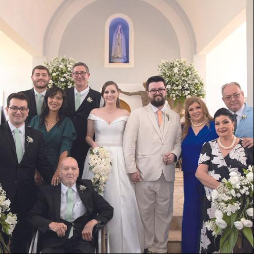 Os noivos com os pais dela, Maria Angélica e José Boanerges Bizinotto, o irmão dela, Vitor, João Pedro, o avô dela, Mário Salvador, os pais dele, Euclides Cavalcante e Erika Carquejeiro (Foto/Maicon Vieira/Uberfoto)