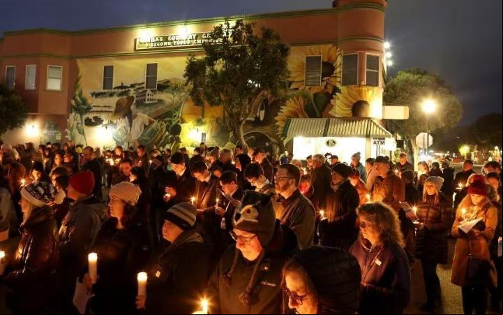 O novo tiroteio ocorre apenas algumas horas depois de uma vigília à luz de velas para homenagear as vítimas do tiroteio na cidade costeira de Half Moon Bay na semana ada (Foto/JUSTIN SULLIVAN / GETTY IMAGES NORTH AMERICA / Getty Images via AFP)