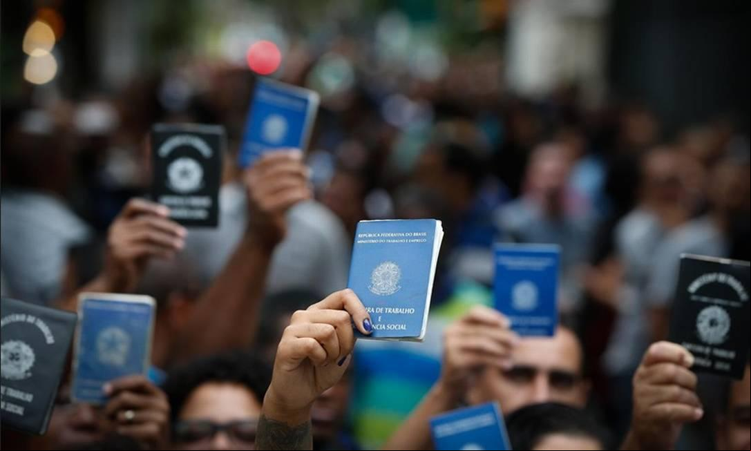 Pessoas com a Carteira de Trabalho em mãos (Foto/Jornal O Globo)