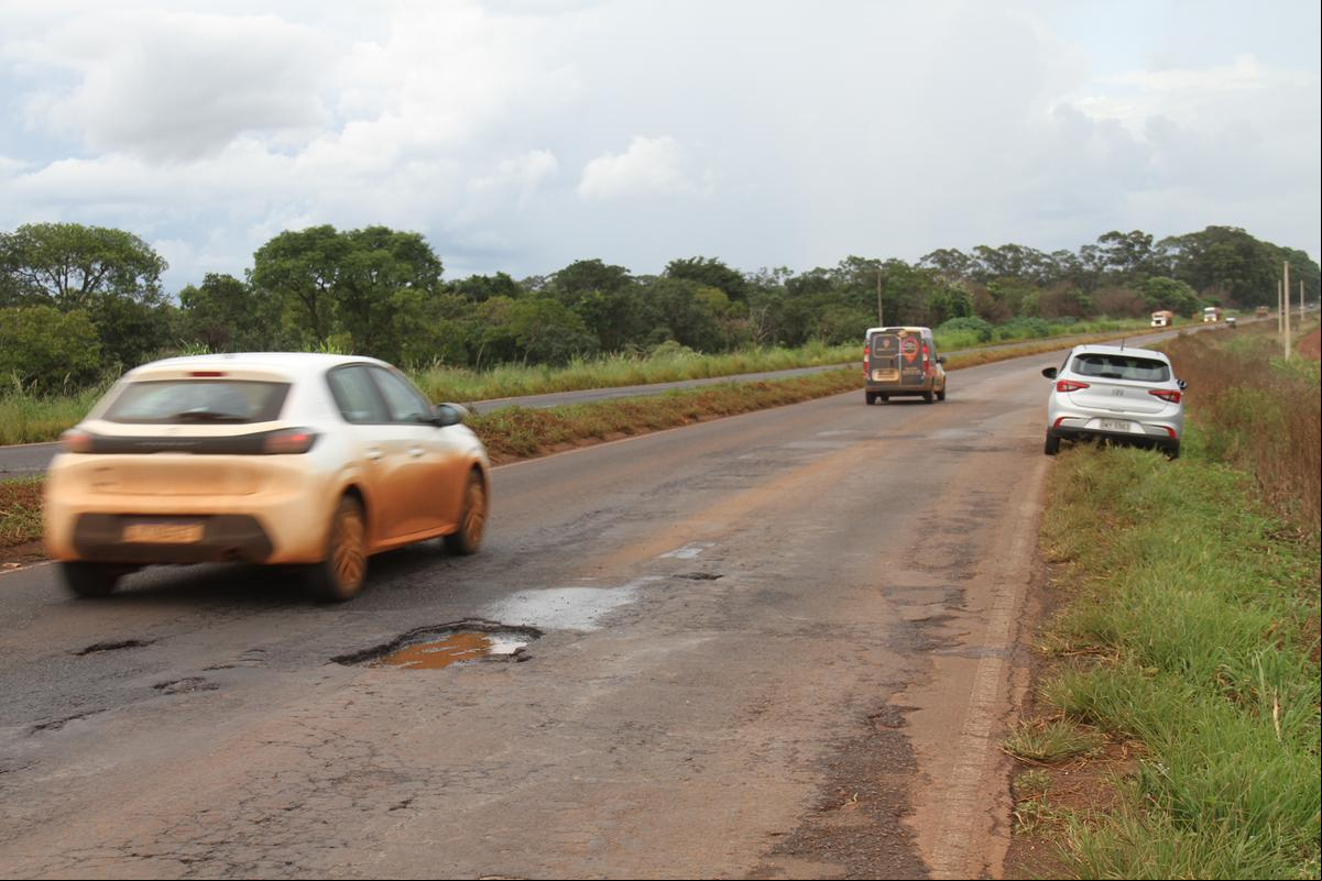 Apesar de serviço paliativo realizado no fim do ano ado, motoristas ainda reclamam das más condições da via  (Foto/Jairo Chagas)