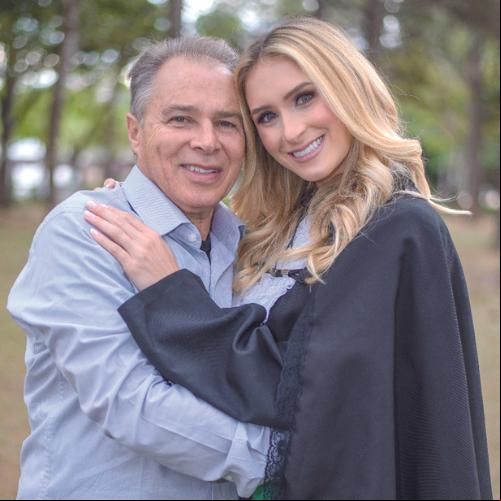 Érica Medeiros Gomes ganha o abraço do pai, Rui Ildefonso Gomes, pela formatura em Medicina pela UFJF (Foto/Paulo Lúcio)