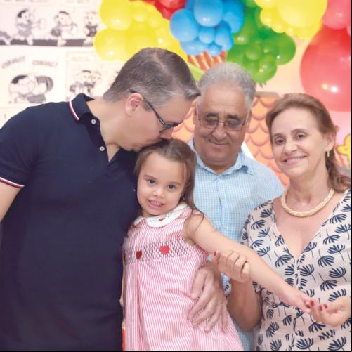 Catarina com o pai, Luciano, e os avós paternos, Donizete Camargos e Madalena (Foto/Babi Magela)