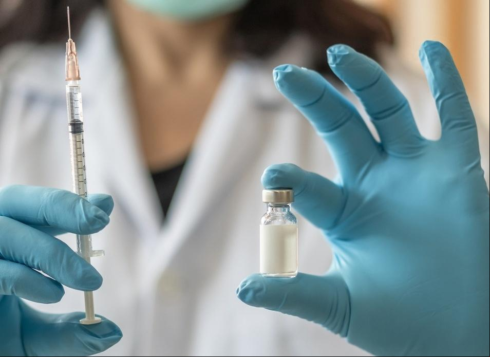 O intervalo para doses de reforço com vacinas bivalentes será a partir de 4 meses (Foto/iStock/Reprodução)