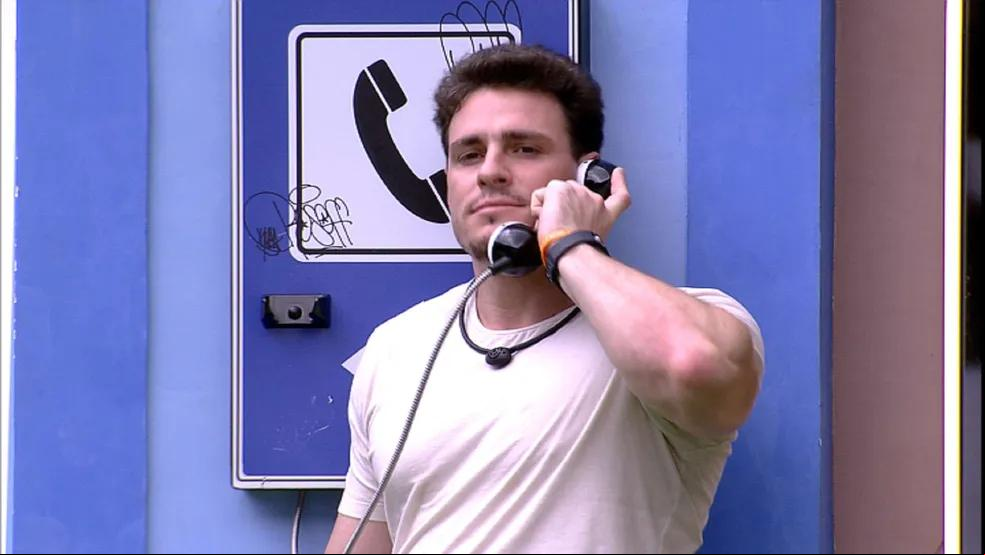 Gustavo atende o Big Fone, no BBB 23 (Foto/Reprodução Gshow)