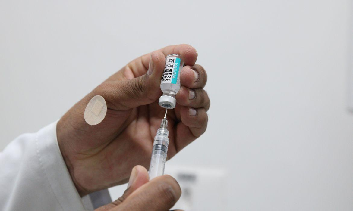 Desde o início da pandemia, foram 697.674 óbitos (Rovena Rosa/Agência Brasil)