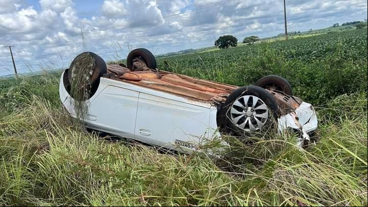 O carro parou com as rodas para cima e fora da pista de rolamento após a capotagem  (Foto/Divulgação)
