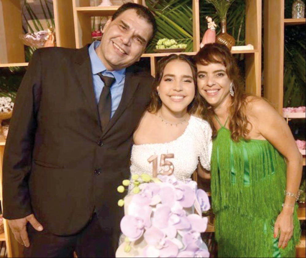 Sophia Abud ganhou linda festa para comemorar seu dèbut e recebeu colunáveis com seus pais, Jorge Felipe Abud e Flávia ()