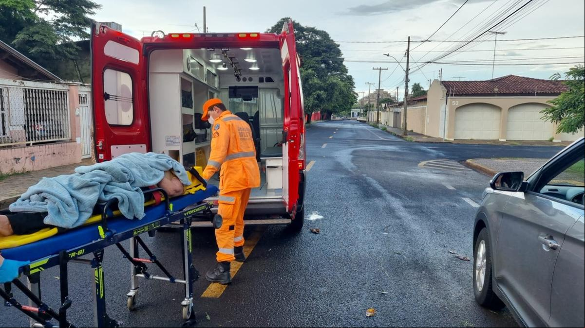 Equipe do Corpo de Bombeiros em atendimento a uma ocorrência com cabo de telefonia (Foto/Divulgação)