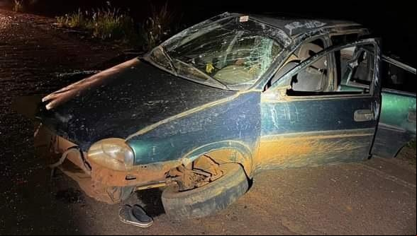 O carro ficou destruído após sair da estrada e capotar várias vezes, sendo que a criança, o pai e a mãe foram arremessados para fora do veículo  (Foto/Divulgação)