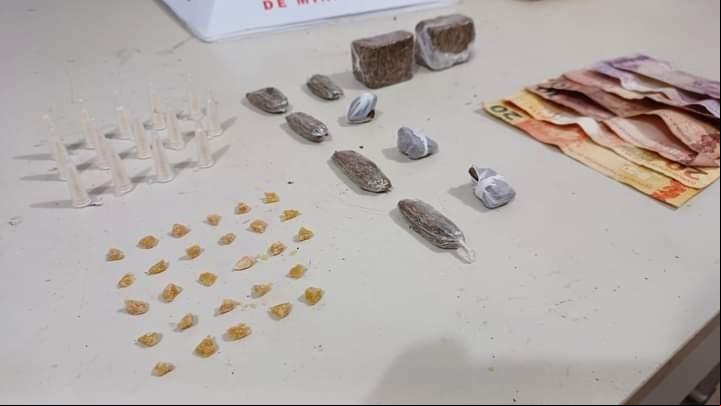 Com os suspeitos foram encontrados pinos com cocaína, crack e dinheiro, caracterizando o crime de tráfico  (Foto/Divulgação)