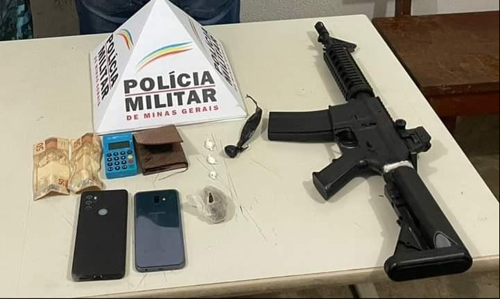 Drogas, dinheiro, máquina de cartão e réplica de fuzil foram levados, juntamente com os suspeitos, para a Delegacia de Plantão (Foto/Divulgação)