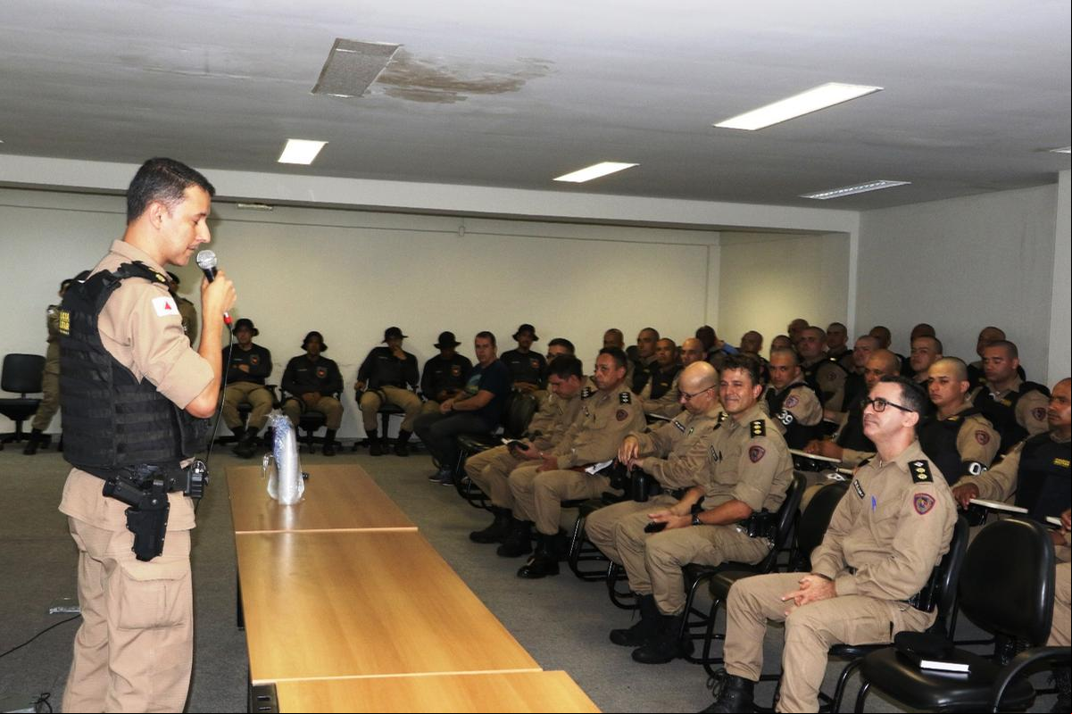 O comandante da 5ª RPM, tenente-coronel Ralfe Veiga de Oliveira, ministrou a aula inaugural do curso (Foto/Sérgio Teixeira/PMMG)