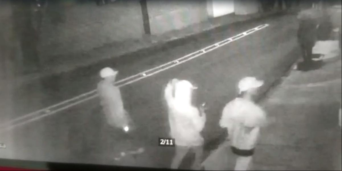 Imagens das câmeras de segurança auxiliaram a Polícia Militar a identificar os suspeitos do crime (Foto/Reprodução)