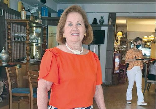 Querida Telma Sabino de Castro reúne amigos e familiares hoje no badalado Edifício Virgynia para as comemorações de seu niver. Parabéns! ()